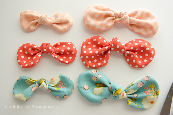 25 Colorful Scrap Fabric Projects to Gift featured by top US sewing blog, Flamingo Toes: fabric bows