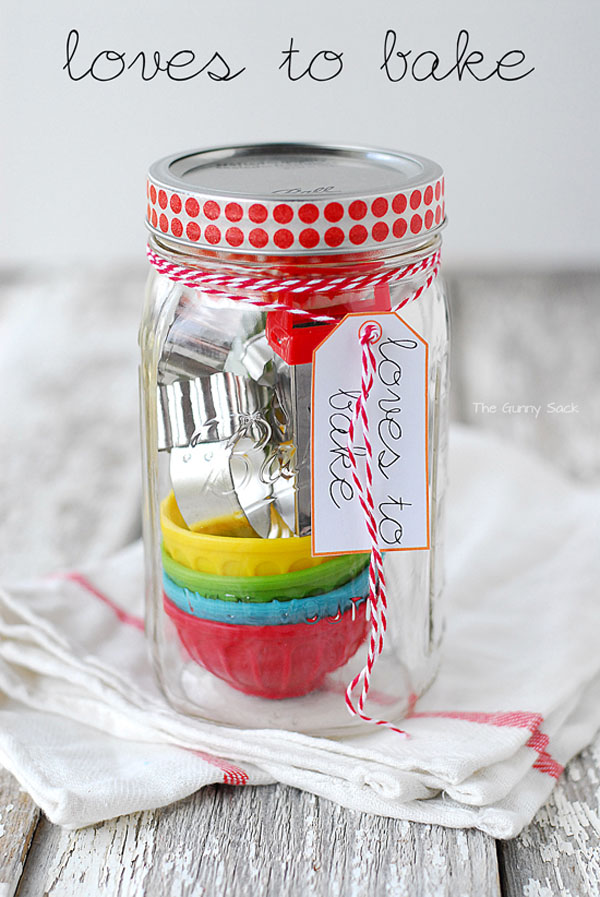 http://www.craftaholicsanonymous.net/wp-content/uploads/2014/10/Loves_To_Bake_Gifts_In_A_Jar.jpg