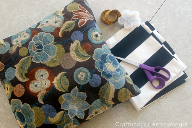 pillow cover tutorial. Great way to spruce up your decor! 