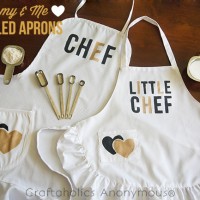 Mommy and Me Stenciled Aprons on www.craftaholicsanonymous.com #aprons #stencil #craft