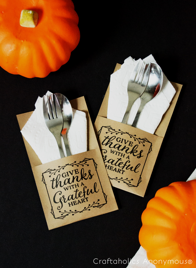Thanksgiving utensil holders printable. Super cute and so easy with this printable. Love it printed on Kraft paper!