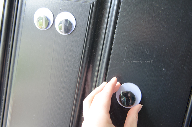 Wiggle eye front door for Halloween. So easy and super cute!
