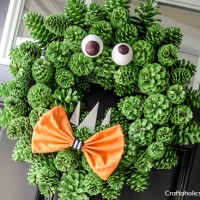 Pinecone Monster Halloween Wreath Tutorial
