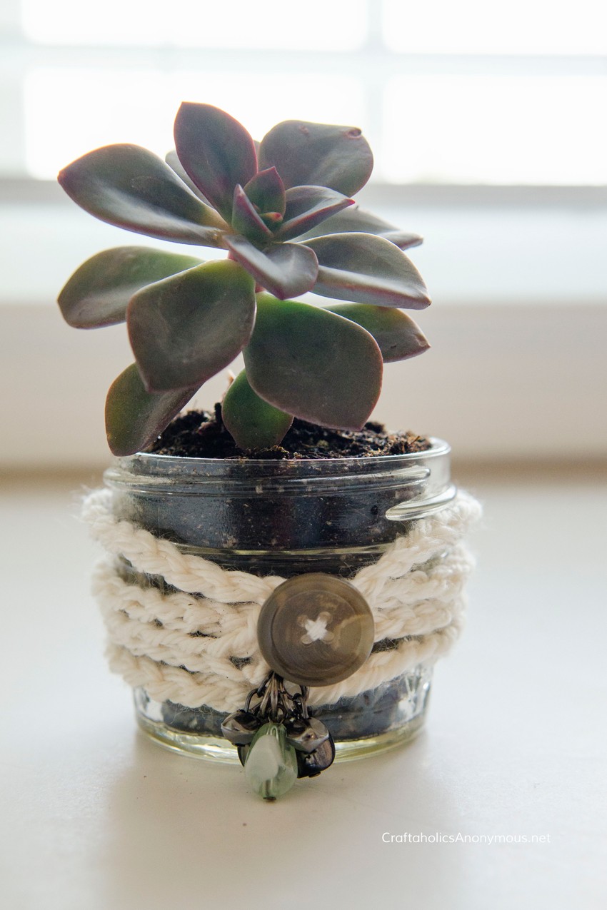 Chic boho crochet pot wrapper || this is so cute!