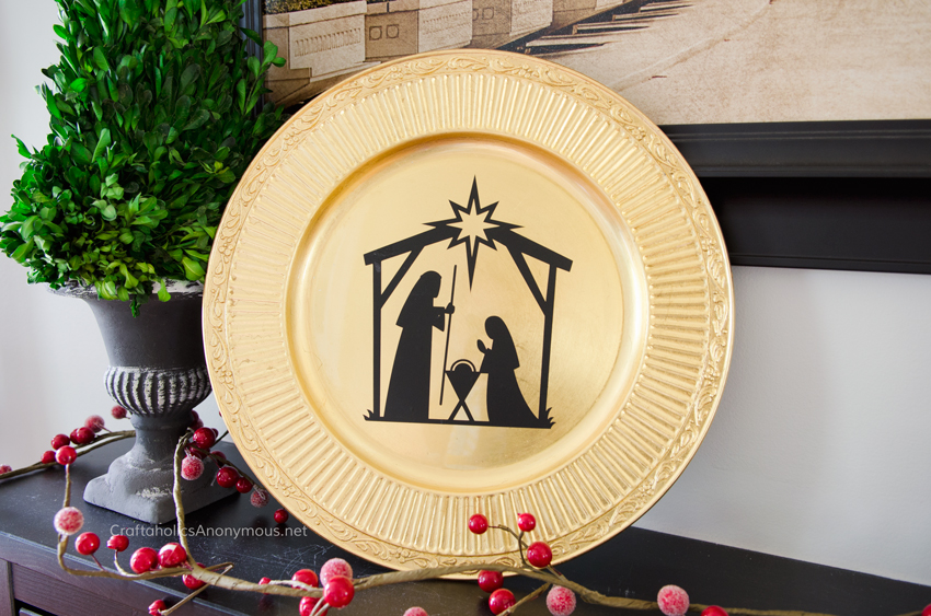 Christmas Charger plate decor idea. Would make a great handmade Christmas gift too!