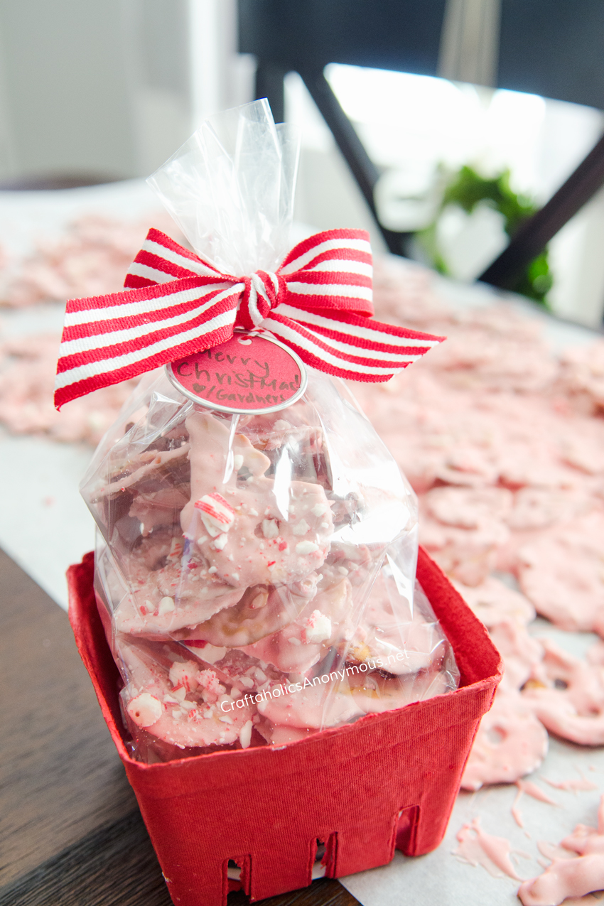 Christmas Gift idea :: Salty sweet Peppermint Pretzels! These are simply amazing and easy to make!