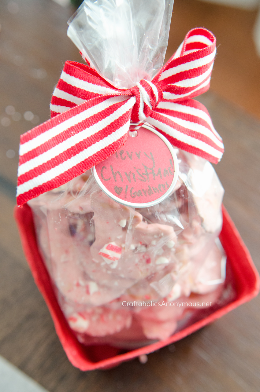 Handmade Christmas gift idea for neighbors and friends :: 4 ingredient Salty sweet Peppermint Pretzels