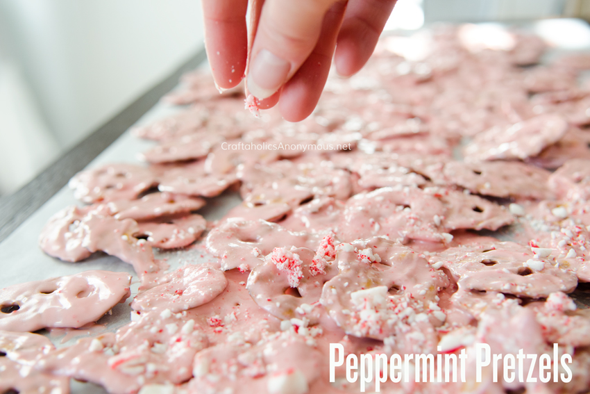 Peppermint Pretzels recipe. Only 4 ingredients. Amazing Christmas dessert! Also makes a lovely Christmas gift idea. 