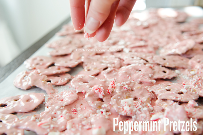 Peppermint Pretzels recipe. Only 4 ingredients. Amazing Christmas dessert! Also makes a lovely Christmas gift idea. 
