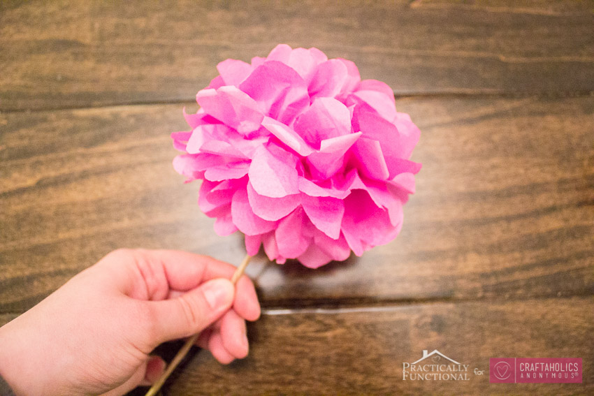 Pretty tissue paper flowers bouquet tutorial. Love these for weddings, Valentine's Day, spring, decor, etc.