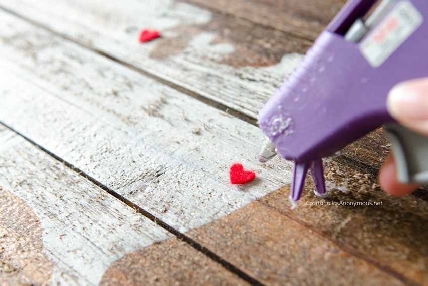 DIY Pallet Wood Map sign with felt hearts