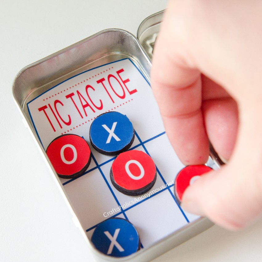 DIY Pocket Tic Tac Toe game from an Altoids tin. This is perfect for road trips! 