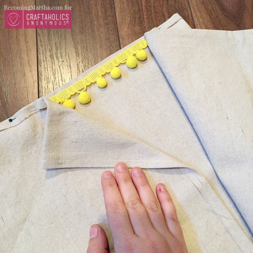 easy pom pom trim pillow tutorial