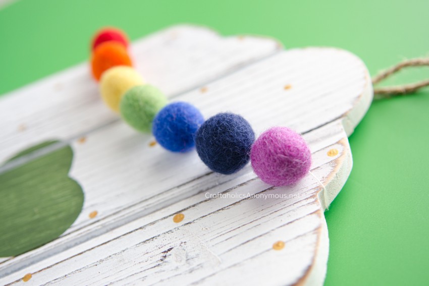 DIY St Patricks Day sign tutorial :: rainbow felt ball garland