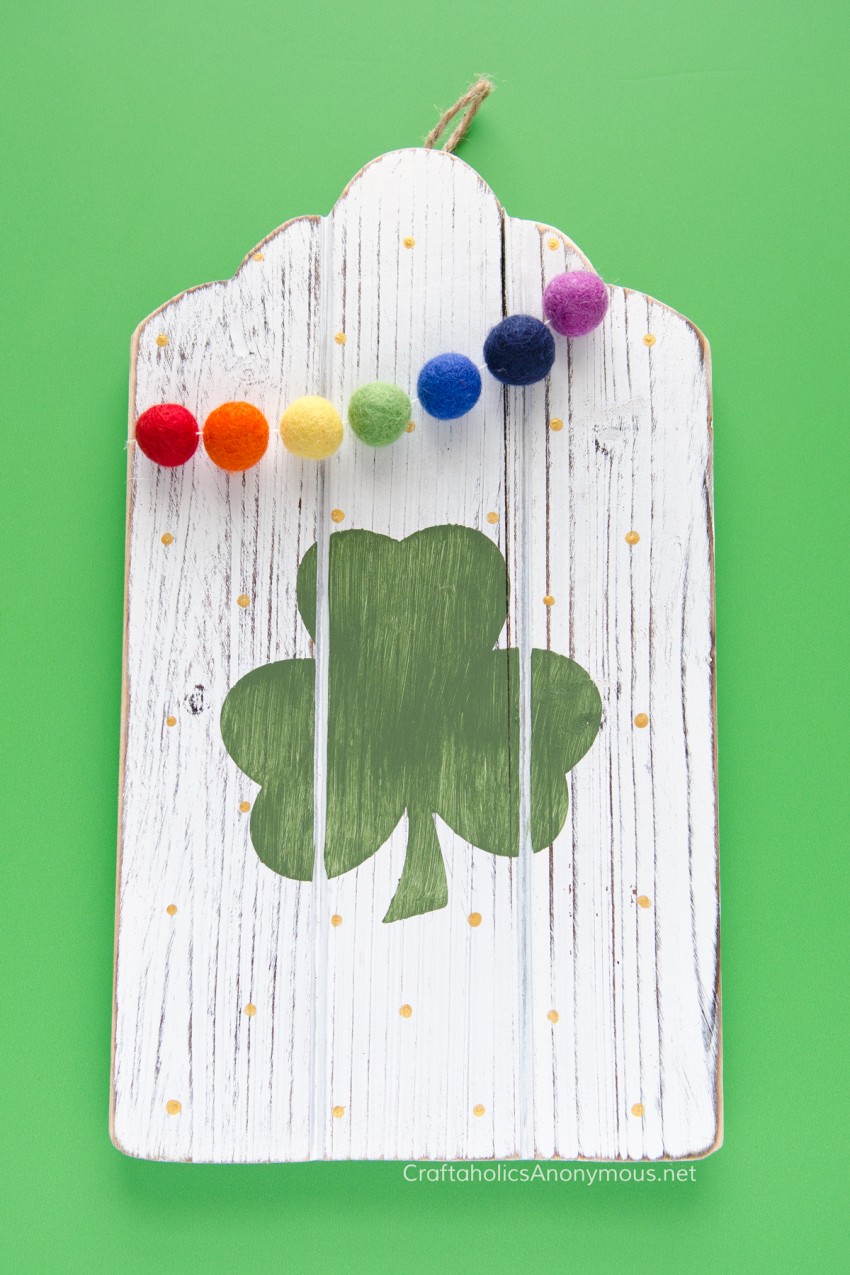 DIY St Patrick's Day sign :: Rainbow felt balls