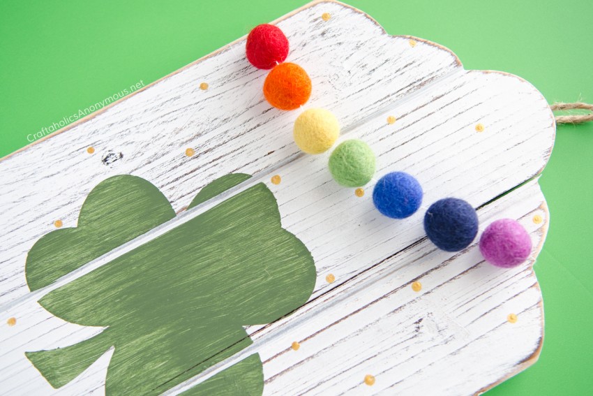 Easy St. Patrick's Day craft tutorial :: DIY decor