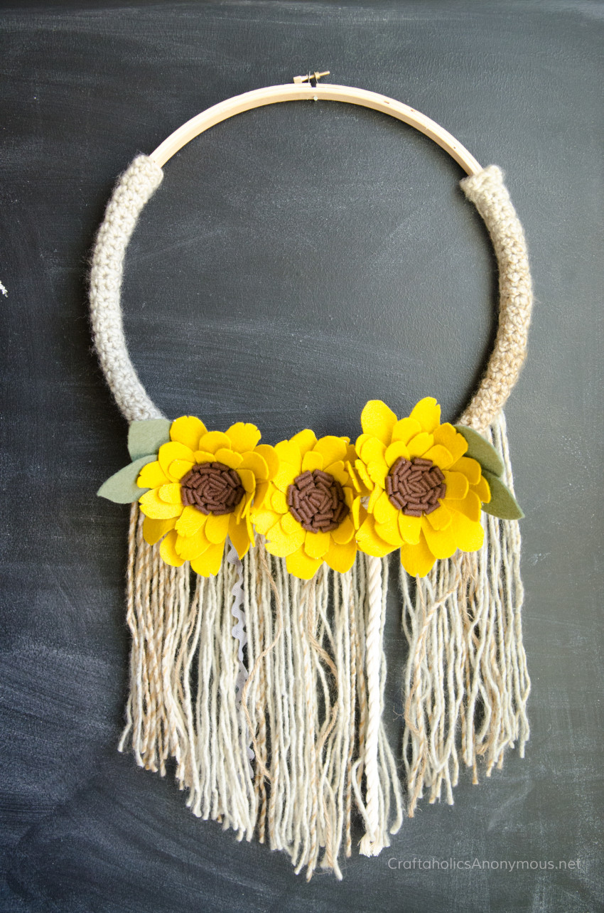 Fall Wreath DIY :: Crochet Sunflower Fringe wreath tutorial. Beginner crochet project 