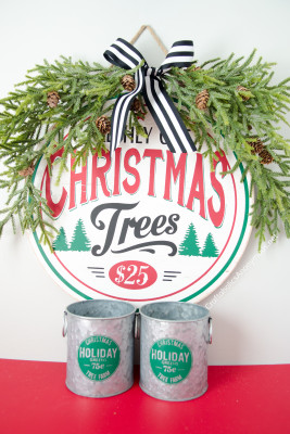 Simple Farmhouse Christmas Vignette